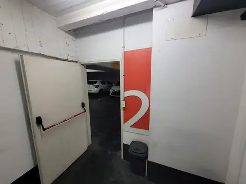 Edificio de cocheras con local comercial