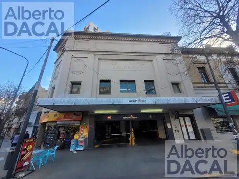 Edificio de cocheras con local comercial