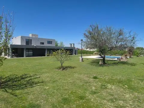 Casa 6 ambientes con 2 baños