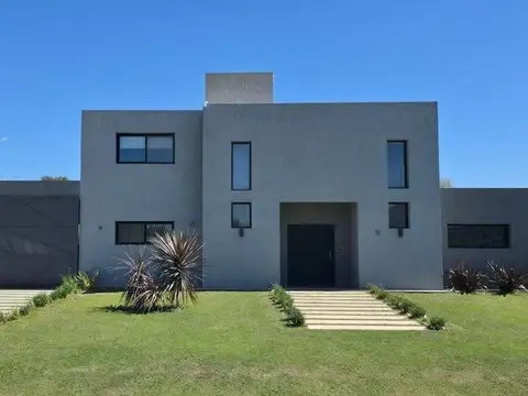 VENTA CASA ESTACION DEL CARMEN 4 DORM PILETA