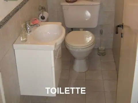 EN BUENA ZONA RESIDENCIAL, LINDÍSIMA CASA EDIFICADA EN UNA PLANTA SOBRE UN GRAN TERRENO 