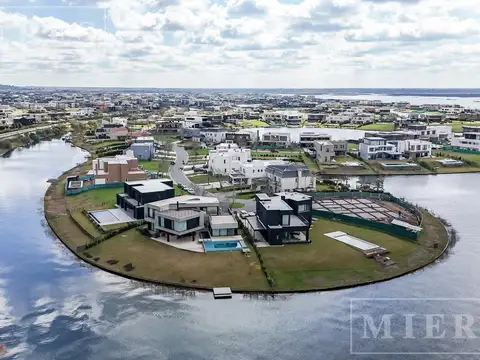 Casa en venta sobre lote a la laguna en Barrio Amarras Puertos