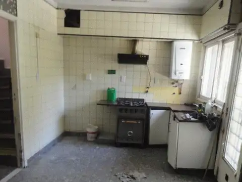 Casa 9 ambientes con 4 baños