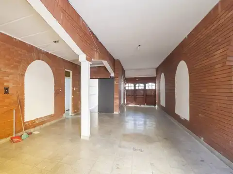 Casa 8 ambientes con 2 baños