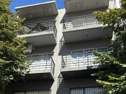 Edificio Comercial en alquiler de 2100 metros zona flores entrada de Camión