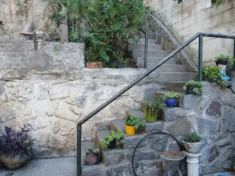 Casa 6 ambientes con 2 baños