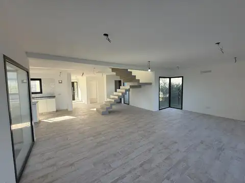 CASA A ESTRENAR EN VENTA -  SAN SEBASTIAN AREA 7