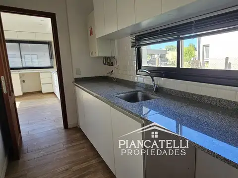 Casa 4 ambientes con 3 baños