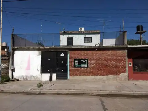 Vivienda multifamiliar con un casa y dos departamentos  en venta en Castillo