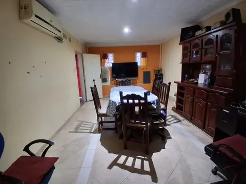 Casa 7 ambientes con 2 baños