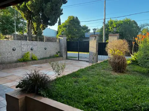 Casa 5 ambientes con 2 baños