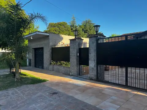 CASA 5 AMBIENTES VENTA CON PILETA, QUINCHO, GARAJE