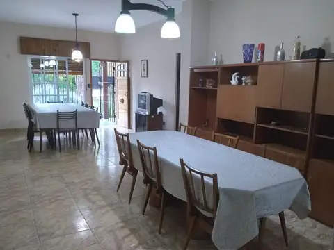 CASAQUINTA GONZÁLEZ CATÁN Céntrico sobre Avenida Principal