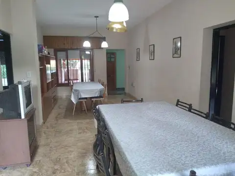 CASAQUINTA GONZÁLEZ CATÁN Céntrico sobre Avenida Principal
