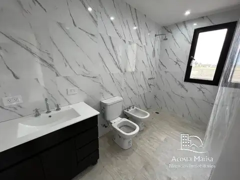 Casa 4 ambientes con 4 baños