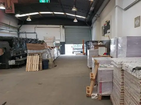 Excelente Galpón Con Entrada Para Camión, Sin Columnas!!