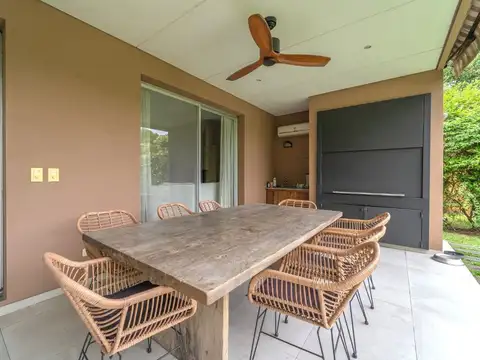 Casa 7 ambientes con 2 baños