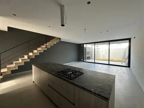 Venta duplex en Nobu Town. 3 dormitorios. Losa radiante. frente a plaza
