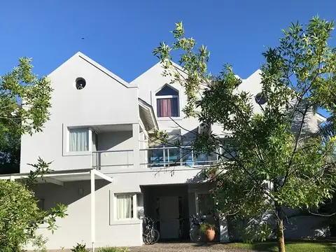 Casa en Venta con 2 cocheras