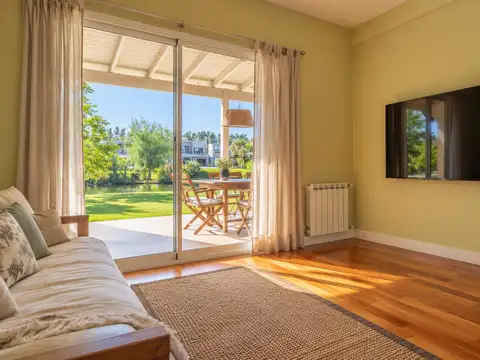Casa en Alquiler con 2 cocheras