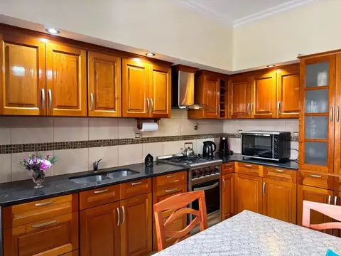Venta Casa 3 ambientes, 2 dorm, 4 baños