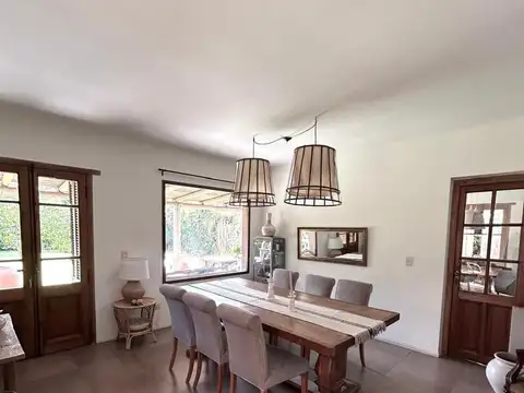 Casa 4 ambientes con 2 baños