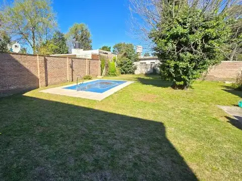 VENTA CASA 4 AMB CON COCHERA, JARDIN Y PILETA