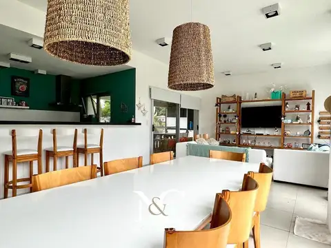 Casa 4 ambientes con 2 baños