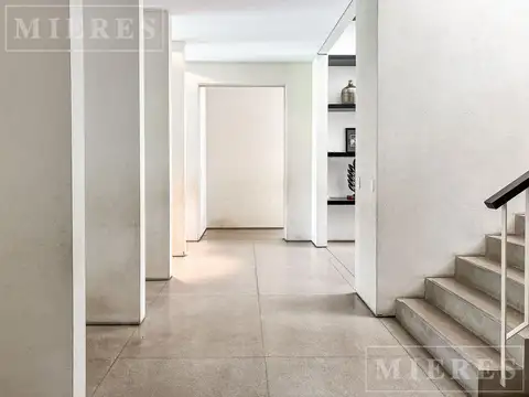 Casa en Venta con 3 cocheras