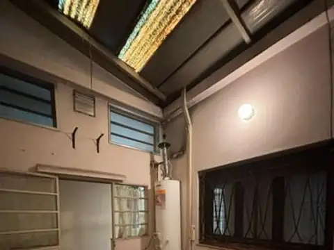 CASA DE 5 AMBIENTES PARA RECICLAR O REFACCIONAR