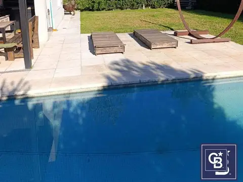 Casa en Alquiler con 3 cocheras