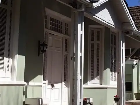 QUILMES, CASONA EN INMEJORABLE UBICACION  