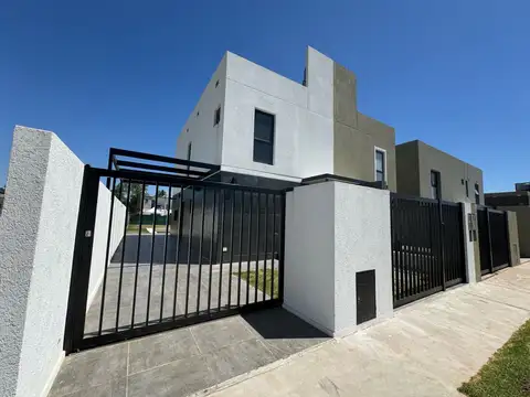 Garrone De Lago, Barrio Jardín - Funes Norte | Casa estilo duplex 3 Dormitorios