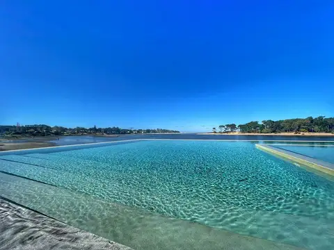 Venta de apartamento en La Barra frente al mar 
