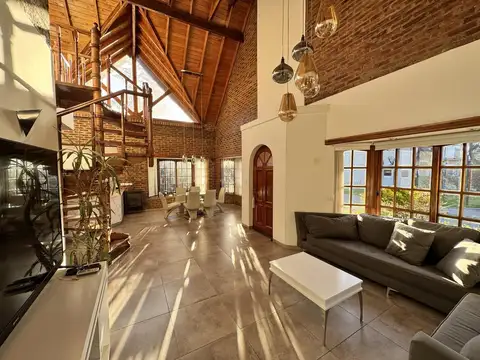 Casa en Venta con 3 cocheras