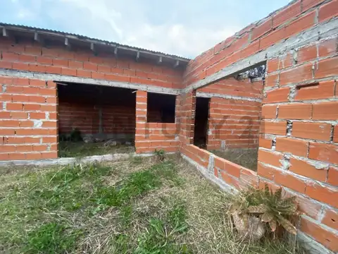 TERRENO EN VENTA CON PARED PERIMETRAL E INICIO DE CONSTRUCCION