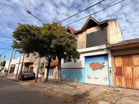 Galpón industrial con taller y oficinas.