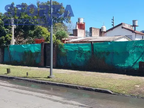 Terreno con casa en venta