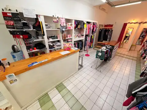 Venta de local a la calle en excelente ubicación de Castelar Sur