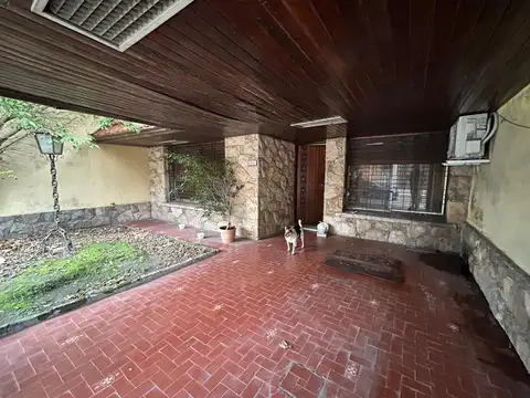 VENTA CASA DE 4AMB A REFACCIONAR LOTE DE 262M2