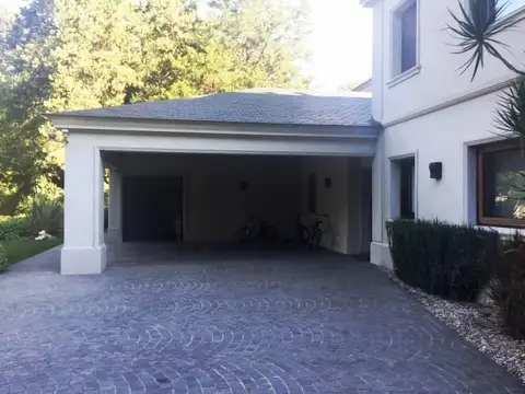 Casa en Venta con 2 cocheras