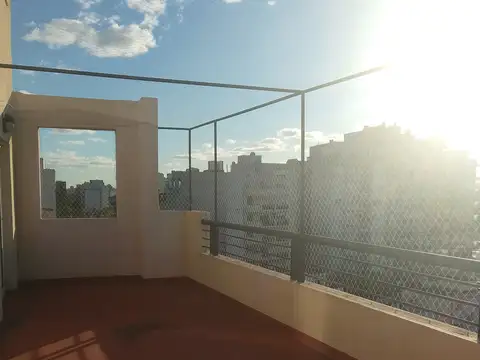 Luminoso Departamento 3 ambientes con balcon terraza y cochera en alquiler