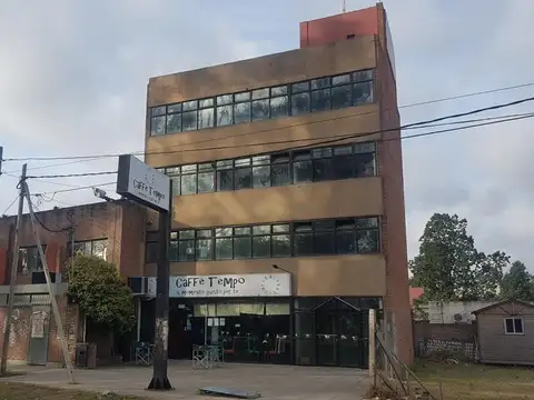 EDIFICIO PB Y 3 PISOS EN BLOCK " FRENTE A LA VOLKSWAGEN"