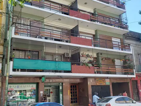 DEPARTAMENTO DE 4 AMBIENTES C/COCHERA AL FTE .BALCON