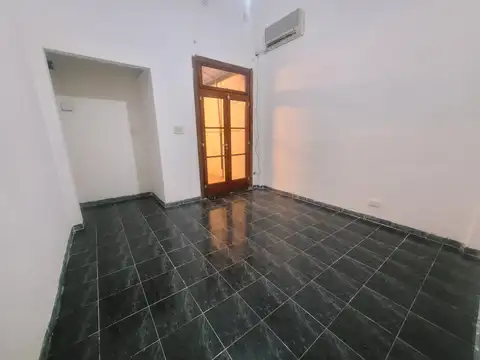 DEPARTAMENTO PH - PATIO - ANTIGUO Y AMPLIO - POSIBILIDADES DE LOFT - IDEAL PARA REMODELAR