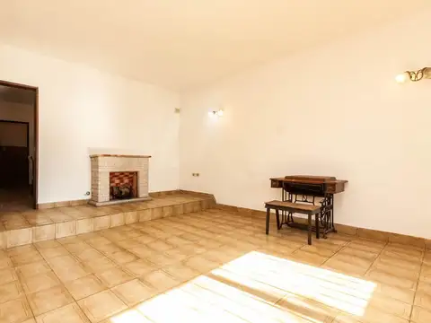 Casa 6 ambientes con 2 baños