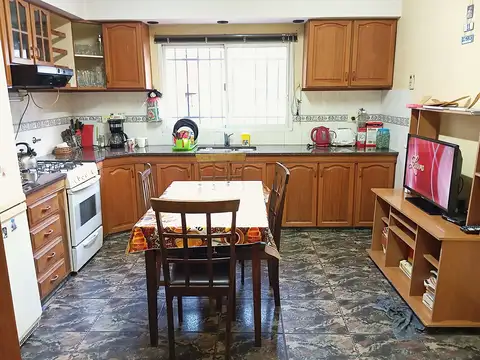 Casa 6 ambientes con 2 baños