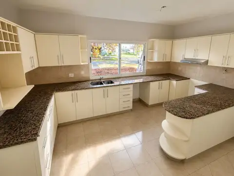 Casa en Alquiler con 4 cocheras