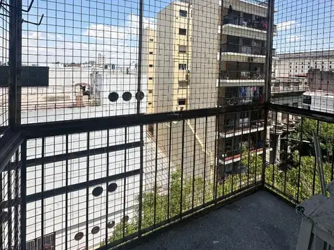 AMBIENTE CON COCINA SEPARADA Y BALCON MUY LUMINOSO !