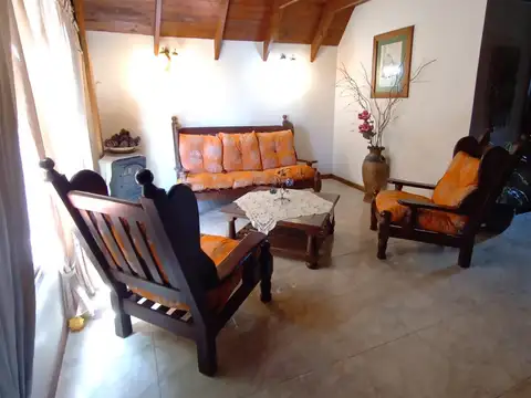 Casa 5 ambientes con 2 baños